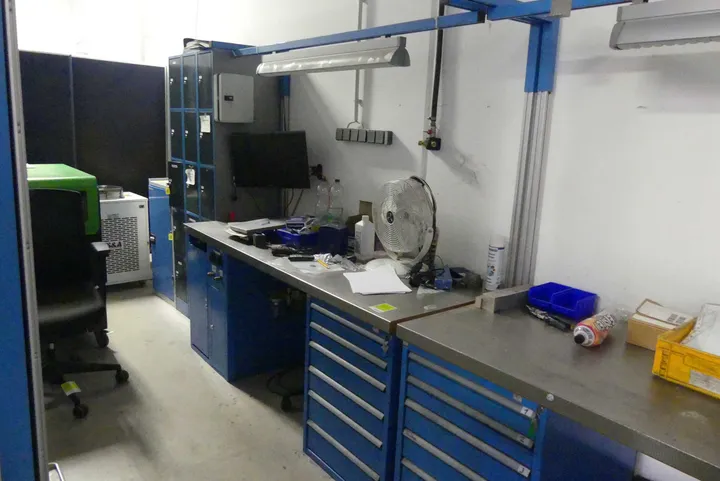 Rau - Werkbank, ohne Inhalt Maße in cm ca. 200 x 74 x 200